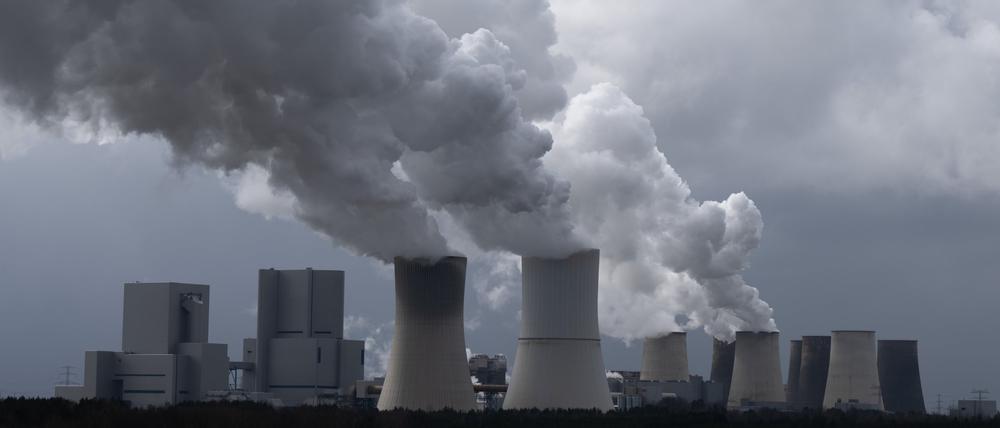 Wasserdampf steigt aus dem Kühltürmen des Kohlekraftwerkes Boxberg in der Lausitz nahe der polnischen Grenze.