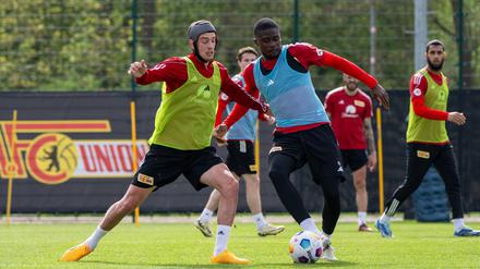 Janik Haberer (links, hier gegen Chris Bedia) kehrte mit einem Schutzhelm ins Training zurück.