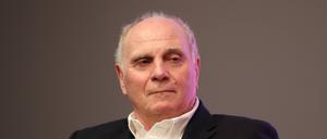 Uli Hoeneß beklagt die Zustände im Fußball.