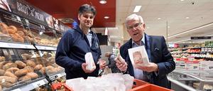 Voltaire-Schulleiter Benny Schurig mit Rewe-Händler Siegfried Grube (r.).
