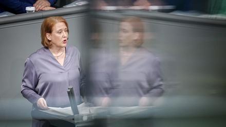 Lisa Paus (Bündnis 90/Die Grünen), Bundesministerin für Familie, Senioren, Frauen und Jugend, spricht bei der Sitzung des Bundestags.