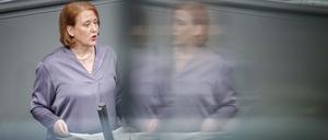Lisa Paus (Bündnis 90/Die Grünen), Bundesministerin für Familie, Senioren, Frauen und Jugend, spricht bei der Sitzung des Bundestags.
