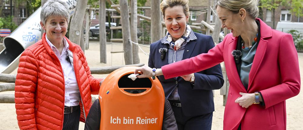 Franziska Giffey und Manja Schreiner begrüßen „Reiner“, den sprechenden BSR-Mülleimer.