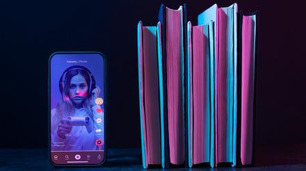 Smartphone und Bücher.