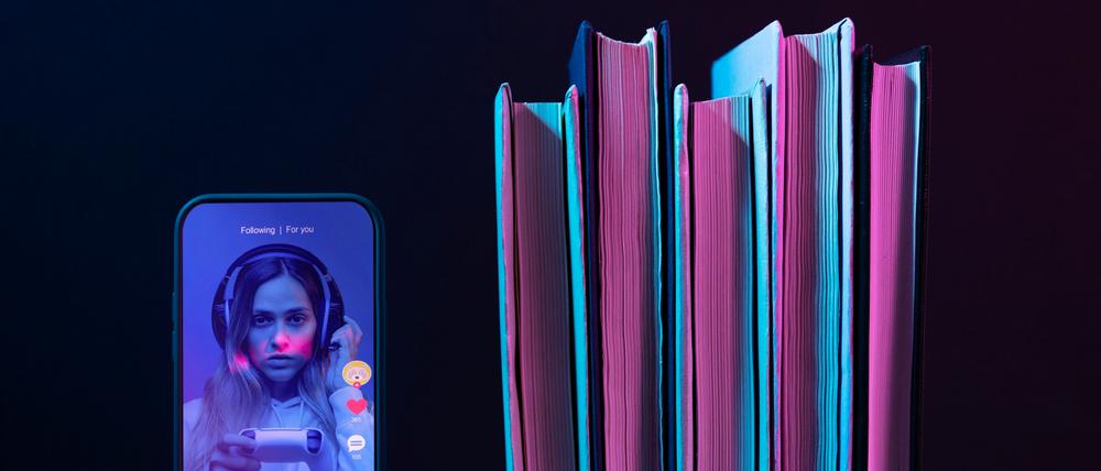 Smartphone und Bücher.
