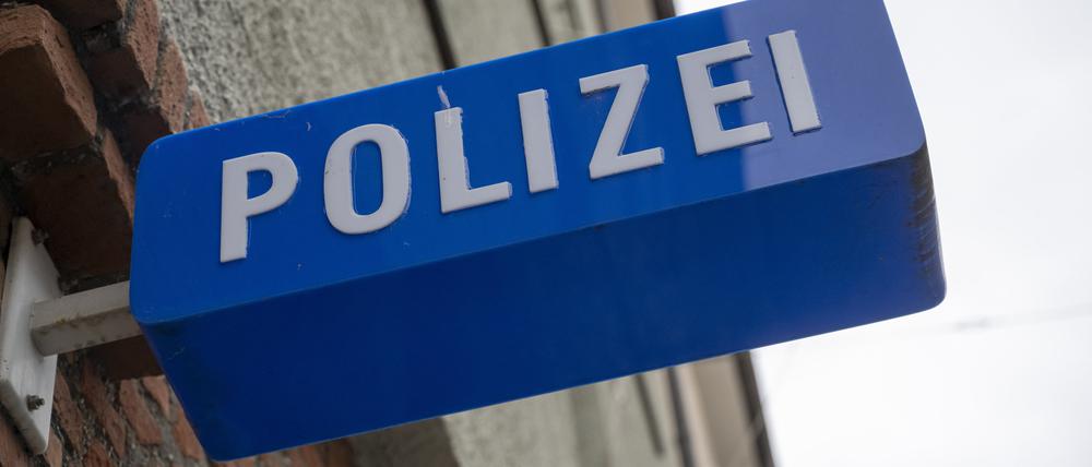 Das Eingangsschild zu einer Polizeiinspektion. 