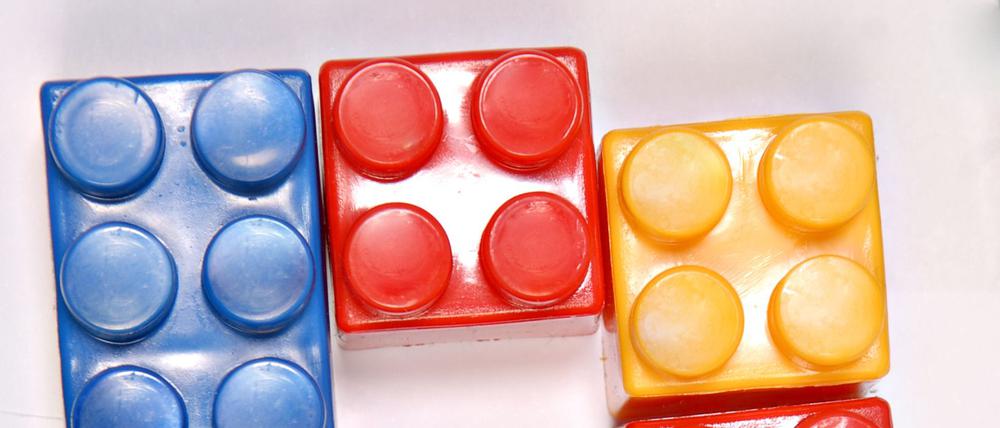 Bei einem Paar in Neuseeland hat die Polizei gestohlene Legosteine im Wert von 20.000 Neuseeland-Dollar (gut 11.000 Euro) sichergestellt.