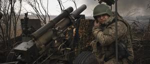 Ukrainische Soldaten der 71. Jägerbrigade feuern eine Haubitze M101 auf russische Stellungen an der Frontlinie ab.