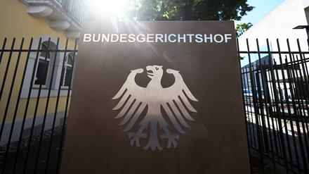 Ein Hinweisschild mit Bundesadler und dem Schriftzug Bundesgerichtshof, aufgenommen vor dem Bundesgerichtshof (BGH).