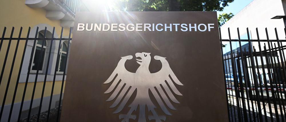 Ein Hinweisschild mit Bundesadler und dem Schriftzug Bundesgerichtshof, aufgenommen vor dem Bundesgerichtshof (BGH). 