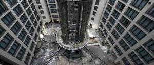 ARCHIV - 20.01.2023, Berlin: Der zerstörte Zylinder des Aquadoms und Reste der Acrylverkleidung sind nach dem Platzen des Großaquariums in der Hotellobby in einem Gebäudeteil des CityQuartier DomAquaree zu sehen. Etwa eine Million Liter Wasser ergossen sich vor einem Jahr in ein Hotel und die umliegenden Straßen in der Berliner Innenstadt. (zu dpa: «Vertikaler Garten ersetzt geplatztes Aquarium in Berliner Hotel») Foto: Jens Kalaene/dpa +++ dpa-Bildfunk +++