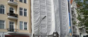 Hostel „Happy Go Lucky“ am Stuttgarter Platz von Plane verdeckt.