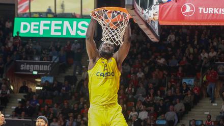 Niederlage zum Abschluss. Am Korb Christ Koumadje von Alba Berlin.