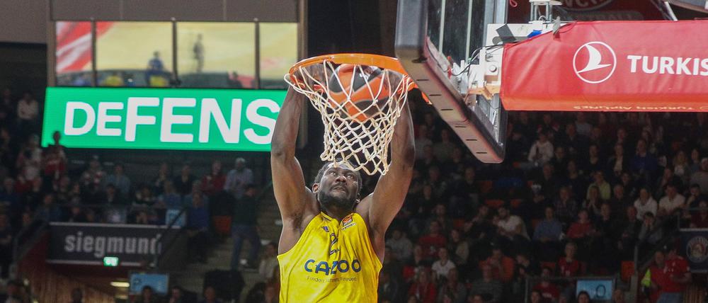 Niederlage zum Abschluss. Am Korb Christ Koumadje von Alba Berlin.