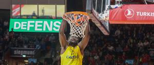 Niederlage zum Abschluss. Am Korb Christ Koumadje von Alba Berlin.