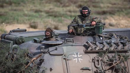 Die Politik diskutiert heftig über die finanzielle Ausstattung der Bundeswehr.