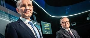 Björn Höcke (AfD, l.) und Mario Voigt (CDU), Spitzenkandidaten für die Landtagswahl in Thüringen, stehen beim TV-Duell bei Welt TV.