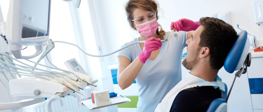Um Kosten zu sparen, übernehmen die gesetzlichen Krankenkassen schon heute weniger Zahnarztrechnungen als früher.