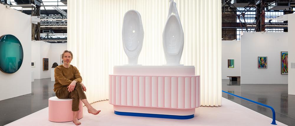 Der Künstler Andreas Schmitten vor einer seiner Skulpturen auf der Art Düsseldorf (Schönewald Fine Arts).