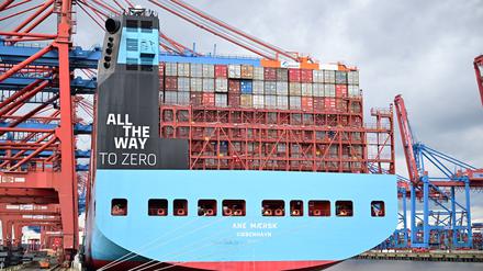 Ein Containerfrachter in Hamburg.