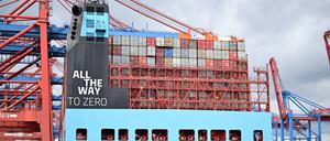 Ein Containerfrachter in Hamburg.