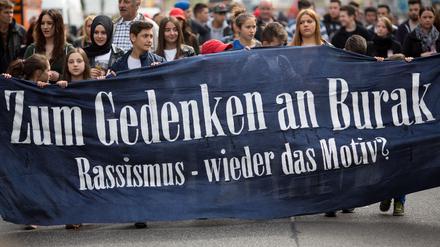 "Zum Gedenken an Burak - Rassismus - wieder das Motiv?" steht am 05.04.2014 in Berlin bei einer Demonstration zum Gedenken an den 22-jährigen Burak Bektas auf einem Transparent. Bektas wurde in der Nacht zum 5. April 2012 in Berlin-Neukölln erschossen. Am Jahrestag seines Todes wollen Freunde und Eltern daran erinnern, dass bis heute vom Täter jede Spur fehlt. Foto: Florian Schuh/dpa +++(c) dpa - Bildfunk+++