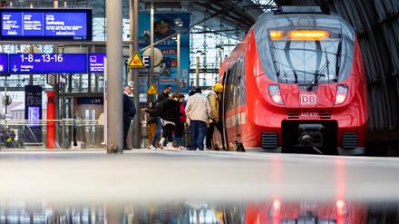 Ein Regionalzug hält am Berliner Hauptbahnhof. Für mehr als ein Drittel der Deutschlandticket-Inhaber und -Interessenten (37 Prozent) ist der aktuelle Preis von 49 Euro pro Monat einer Umfrage zufolge die Grenze. Sie würden das Abo für den öffentlichen Personennahverkehr (ÖPNV) kündigen beziehungsweise nicht weiter in Erwägung ziehen, sollte es eines Tages teurer werden. Das geht aus einer Umfrage des Yougov-Instituts im Auftrag der Deutschen Presse-Agentur hervor. +++ dpa-Bildfunk +++