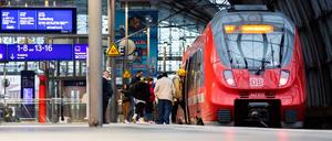 Ein Regionalzug hält am Berliner Hauptbahnhof. Für mehr als ein Drittel der Deutschlandticket-Inhaber und -Interessenten (37 Prozent) ist der aktuelle Preis von 49 Euro pro Monat einer Umfrage zufolge die Grenze. Sie würden das Abo für den öffentlichen Personennahverkehr (ÖPNV) kündigen beziehungsweise nicht weiter in Erwägung ziehen, sollte es eines Tages teurer werden. Das geht aus einer Umfrage des Yougov-Instituts im Auftrag der Deutschen Presse-Agentur hervor. +++ dpa-Bildfunk +++