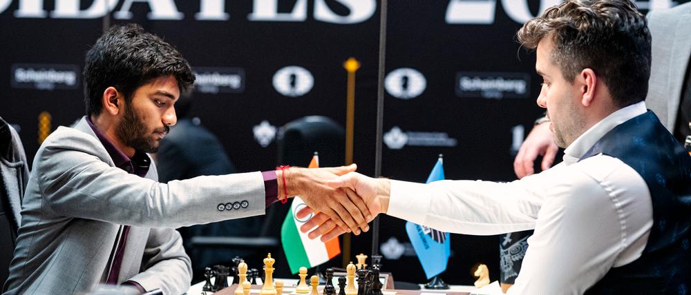 Der Russe Ian Nepomniachtchi (r.) gegen den Inder Gukesh.