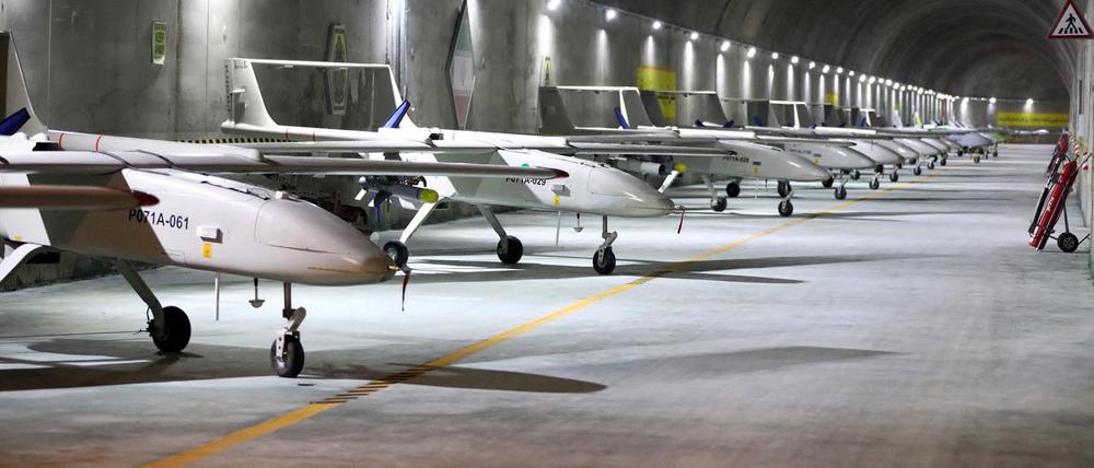 Dieses von der iranischen Armee am 28. Mai 2022 zur Verfügung gestellte Bild zeigt angeblich unbemannte militärische Luftfahrzeuge auf einem unterirdischen Stützpunkt an einem ungenannten Ort in Iran.