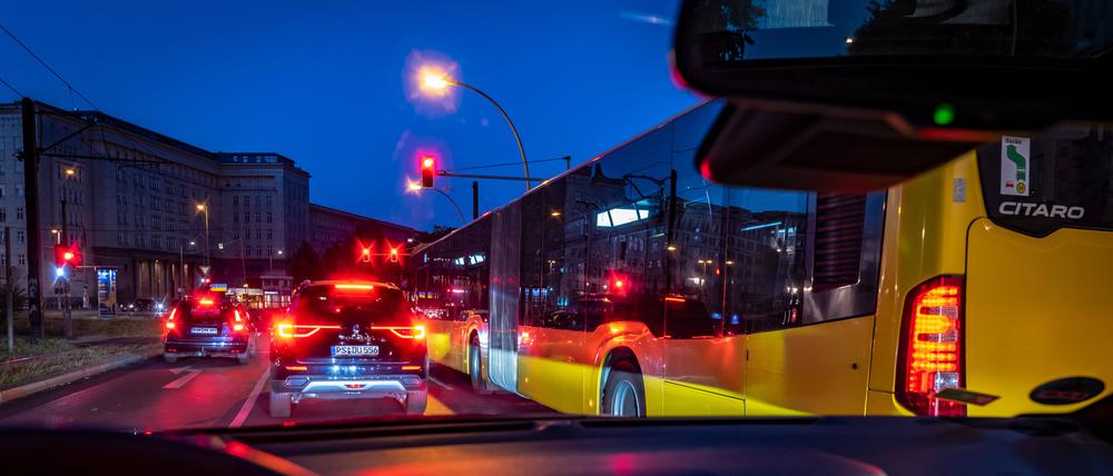 Das Frankfurter Tor im morgendlichen Berufsverkehr ist eine von vielen Stellen, an denen Busse in Berlin im Stau stecken.
