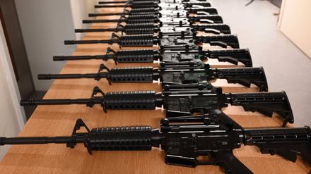 Die 40 halbautomatischen Schusswaffen ähneln optisch dem vollautomatischen Sturmgewehr M16 Colt AR 15.