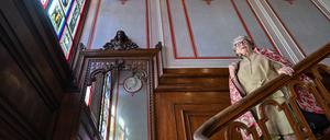 Elke Gräfin von Pückler, Mitglied der gräflichen Familie, steht im restaurierten Treppenhaus vom Schloss Branitz.
