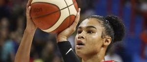 Satou Sabally tritt mit ihren Kolleginnen der Basketball-Nationalmannschaft in Berlin auf.