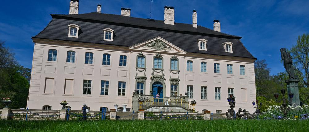11.04.2024, Brandenburg, Cottbus: Frühling am Schloss Branitz der Stiftung Fürst-Pückler-Museum Park und Schloss Branitz (SFPM). Fürst Pückler ist als Gartenkünstler, Gourmet und Weltreisender bekannt. Der Kunstliebhaber war aber auch ein Freund von Farben und Dekoration.  