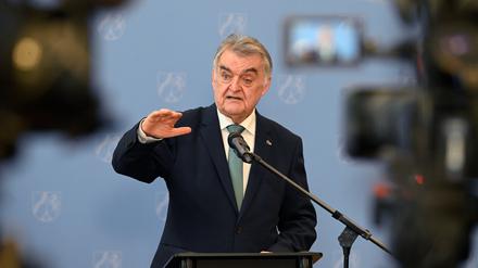 Herbert Reul (CDU), Innenminister von Nordrhein-Westfalen, äußert sich vor der Presse zu den Haftbefehlen gegen drei Jugendliche wegen Terrorverdachts.
