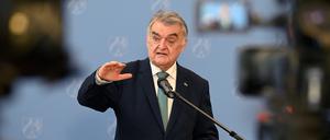 Herbert Reul (CDU), Innenminister von Nordrhein-Westfalen, äußert sich vor der Presse zu den Haftbefehlen gegen drei Jugendliche wegen Terrorverdachts.