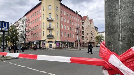 Beschädigtes Eckhaus an der Goltz- Ecke Grunewaldstraße in Schöneberg
