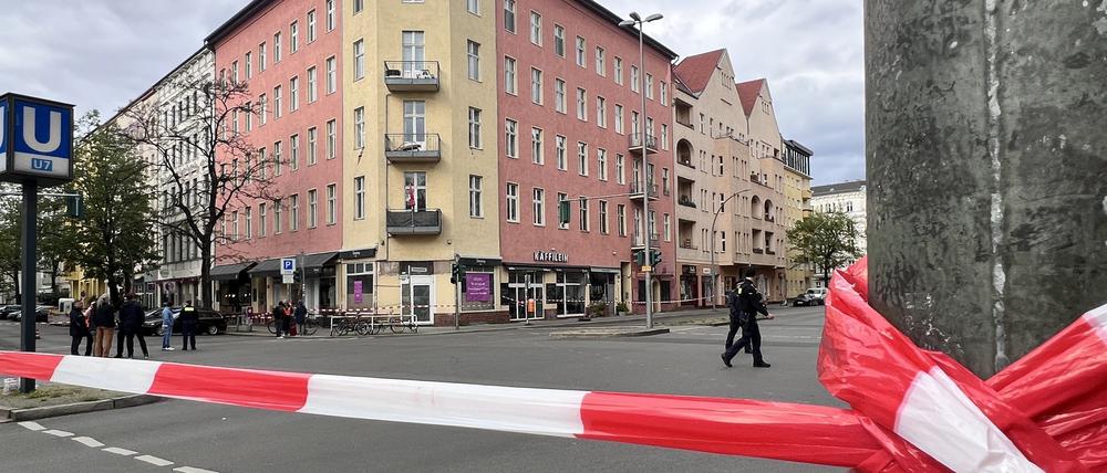 Beschädigtes Eckhaus an der Goltz- Ecke Grunewaldstraße in Schöneberg