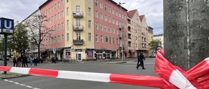 Beschädigtes Eckhaus an der Goltz- Ecke Grunewaldstraße in Schöneberg
