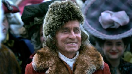 HANDOUT - 11.04.2024, ---: Michael Douglas in der ersten Folge der Serie "Franklin" (undatierte Filmszene). Die  Miniserie läuft ab 12. April 2024 auf Apple TV+ im Stream. Foto: Remy Grandroques/Apple TV+/dpa - ACHTUNG: Nur zur redaktionellen Verwendung im Zusammenhang mit einer Berichterstattung über das Streaming der Serie und nur mit vollständiger Nennung des vorstehenden Credits +++ dpa-Bildfunk +++