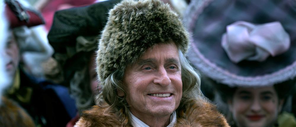 HANDOUT - 11.04.2024, ---: Michael Douglas in der ersten Folge der Serie "Franklin" (undatierte Filmszene). Die  Miniserie läuft ab 12. April 2024 auf Apple TV+ im Stream. Foto: Remy Grandroques/Apple TV+/dpa - ACHTUNG: Nur zur redaktionellen Verwendung im Zusammenhang mit einer Berichterstattung über das Streaming der Serie und nur mit vollständiger Nennung des vorstehenden Credits +++ dpa-Bildfunk +++