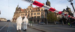 Zwei Mitarbeiter der Spurensicherung stehen nach dem Einbruch 2019 vor dem Residenzschloss mit dem Grünen Gewölbe.