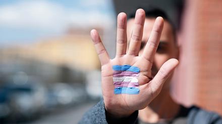 Die Transgender-Flagge auf die Hand geschminkt.