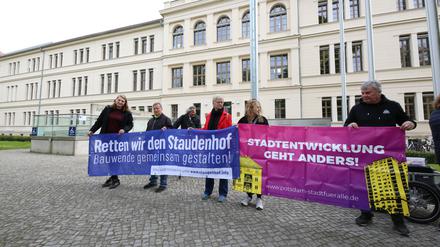 Etwa 15 Personen forderten vor dem Landgericht einen Abrissstopp des Staudenhofes. Das Gericht hält die Kündigung des letzten Mieters nicht für verfrüht.