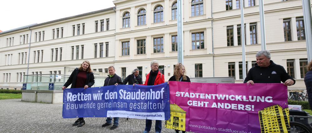 Etwa 15 Personen forderten vor dem Landgericht einen Abrissstopp des Staudenhofes. Das Gericht hält die Kündigung des letzten Mieters nicht für verfrüht.