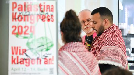Wieland Hoban, Vorstand Jüdische Stimme, steht während des Palästina-Kongress 2024 auf der Bühne. 