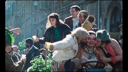 Landliebe und Karneval. Seine alten Kameraden feiern die Rückkehr des aus der Zeit gefallenen Artur (Josh O’Connor). 