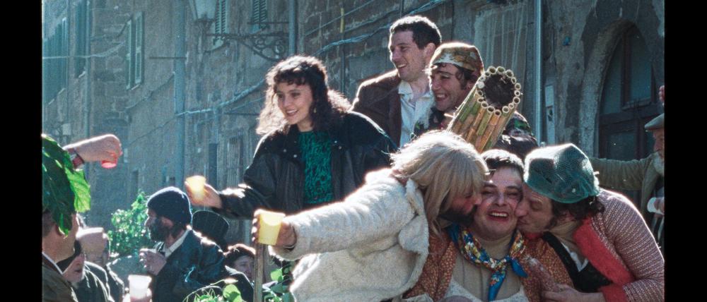 Landliebe und Karneval. Seine alten Kameraden feiern die Rückkehr des aus der Zeit gefallenen Artur (Josh O’Connor). 