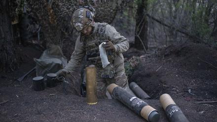 dpatopbilder - 11.04.2024, Ukraine, Donezk: Ein ukrainischer Soldat der Asow-Brigade  bereitet Granaten für eine Gebirgshaubitze Modell 56 an der Frontlinie in Richtung Kreminna, Region Donezk vor. Foto: Alex Babenko/AP/dpa +++ dpa-Bildfunk +++